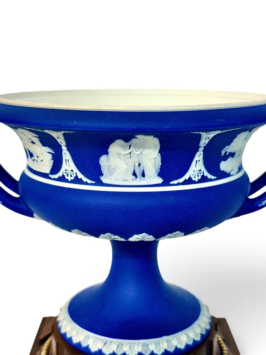 Urne en Jasperware Bleu Wedgwood du XIXe siècle sur Piédestal en Noyer Sculpté-photo-3