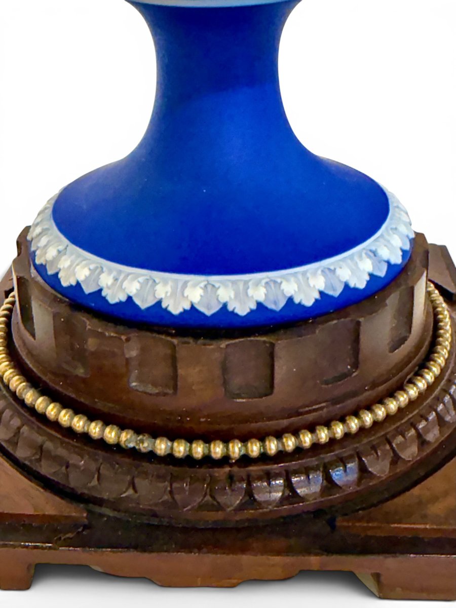 Urne en Jasperware Bleu Wedgwood du XIXe siècle sur Piédestal en Noyer Sculpté-photo-5