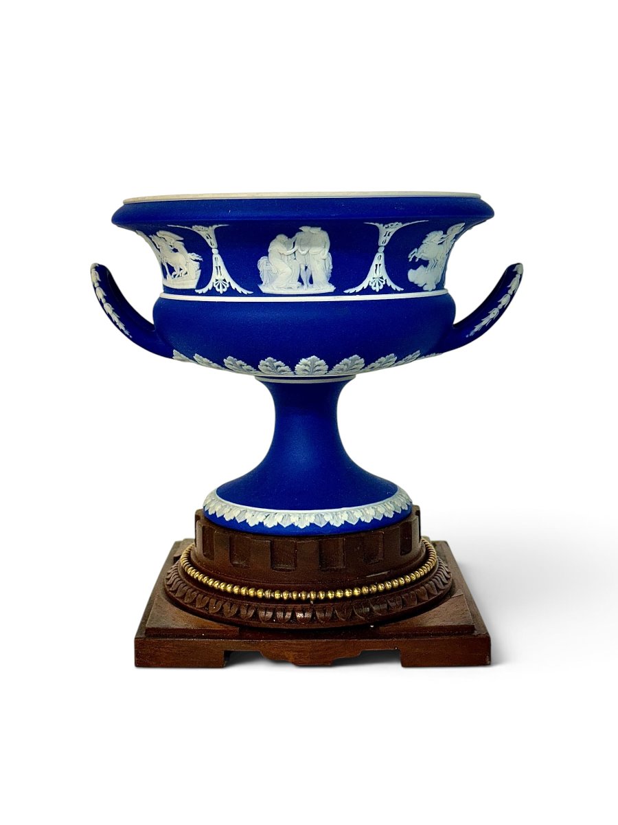 Urne en Jasperware Bleu Wedgwood du XIXe siècle sur Piédestal en Noyer Sculpté