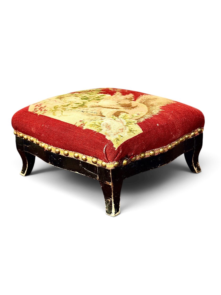 Petit tabouret français du XIXe siècle en bois peint noir et tapisserie à l’écureuil