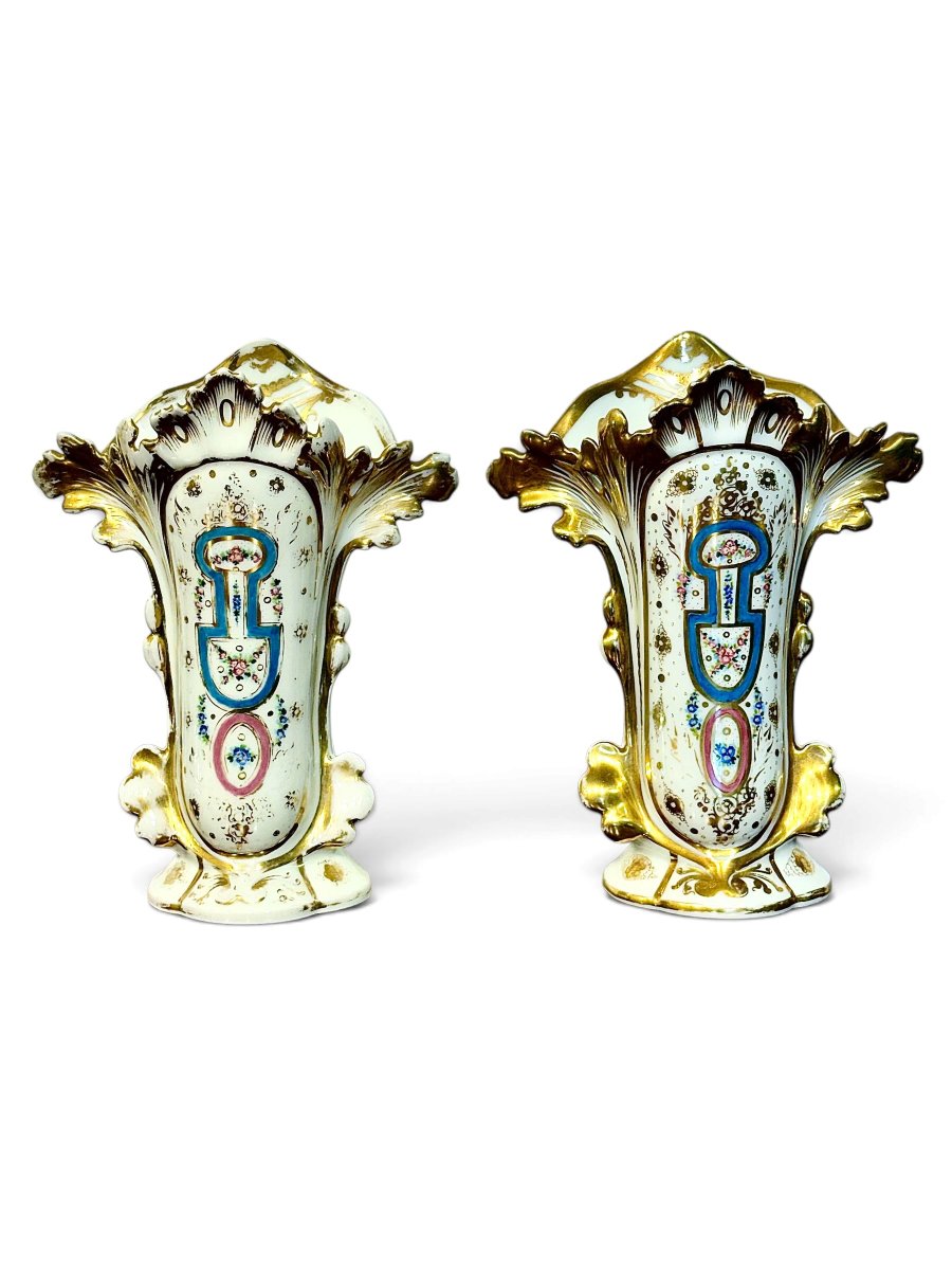 Paire de vases français Napoléon III en porcelaine dorée, XIXe siècle