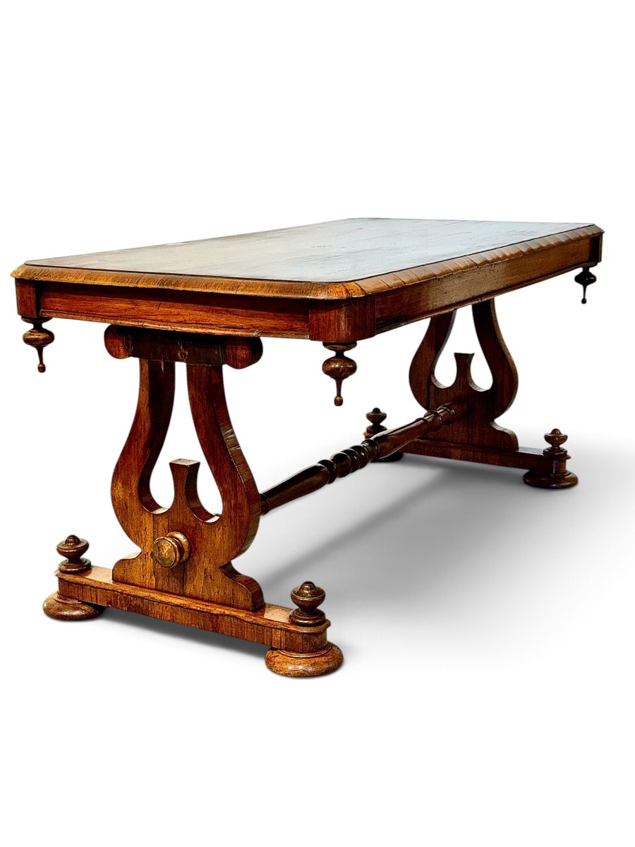 Table basse Restauration en noyer à piètement lyre, début XIXe siècle