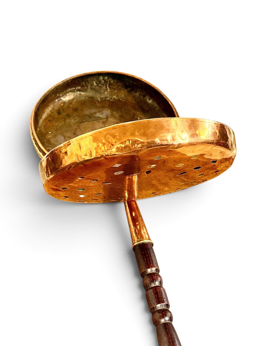 19th-century Copper Bed Warmer With Pierced Lid And Turned Wood Handle-photo-1