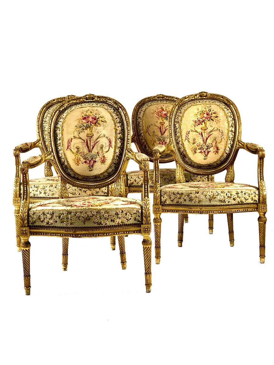 Suite de 4 fauteuils en bois doré de style Louis XVI