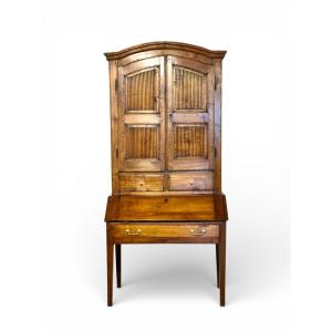 Grand Secrétaire en noyer, France  XVIIIe siècle