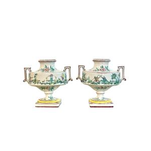 Paire d'urnes en faïence peintes à la main, de style chinoiserie, France XIXe siècle