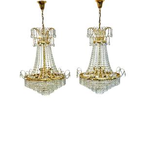 Paire de lustres en métal doré avec pampilles en verre, milieu du XXe siècle
