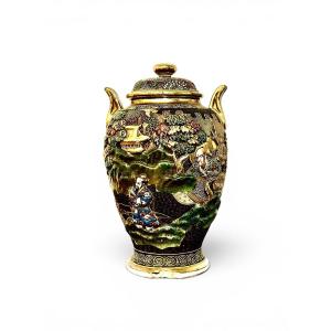 Vase couvert Satsuma Moriage japonais à décor figuratif