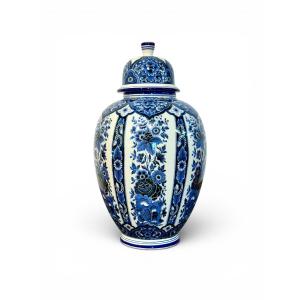 Grand vase couvert ou pot à gingembre en faïence de Delft blanche et bleue, XXe siècle