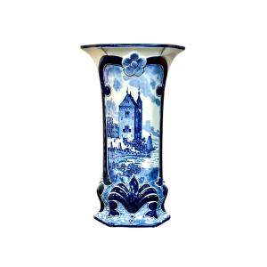 Vase hexagonal en faïence bleue de Delft du XXe siècle, à décor paysager