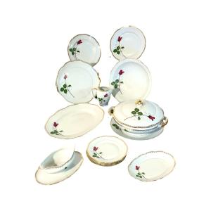 Service de table en porcelaine française à motif de rose, 45 pièces