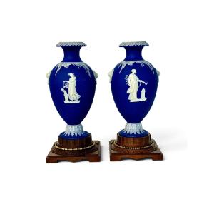 Paire de vases Wedgwood en Jasperware bleu sur piédestaux en noyer, XIXe siècle