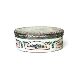 Boîte en porcelaine de Sèvres XVIIIe à monture en argent Puiforcat