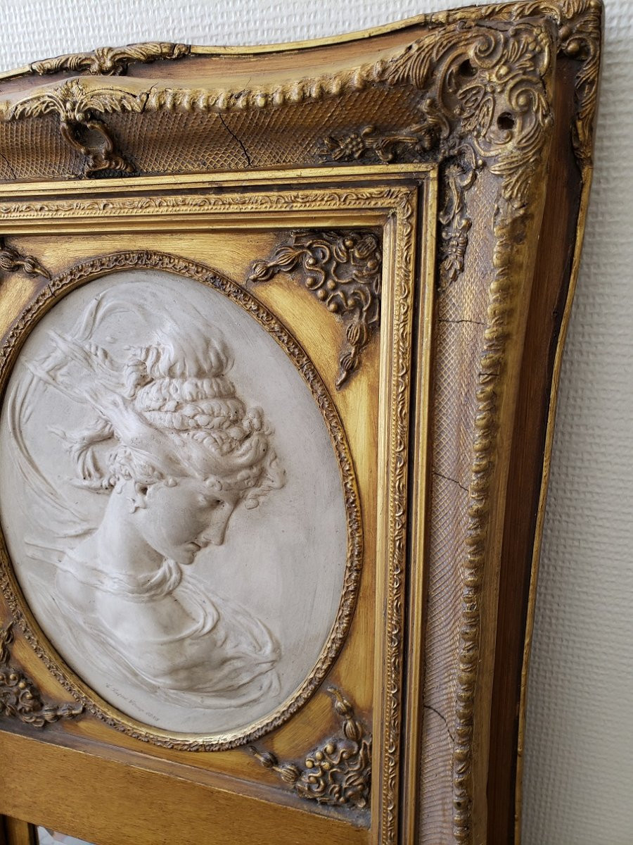 Miroir en bois doré à décor d’un médaillon -photo-2