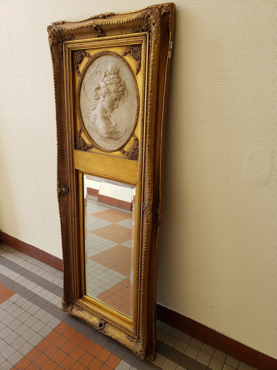 Miroir en bois doré à décor d’un médaillon -photo-3