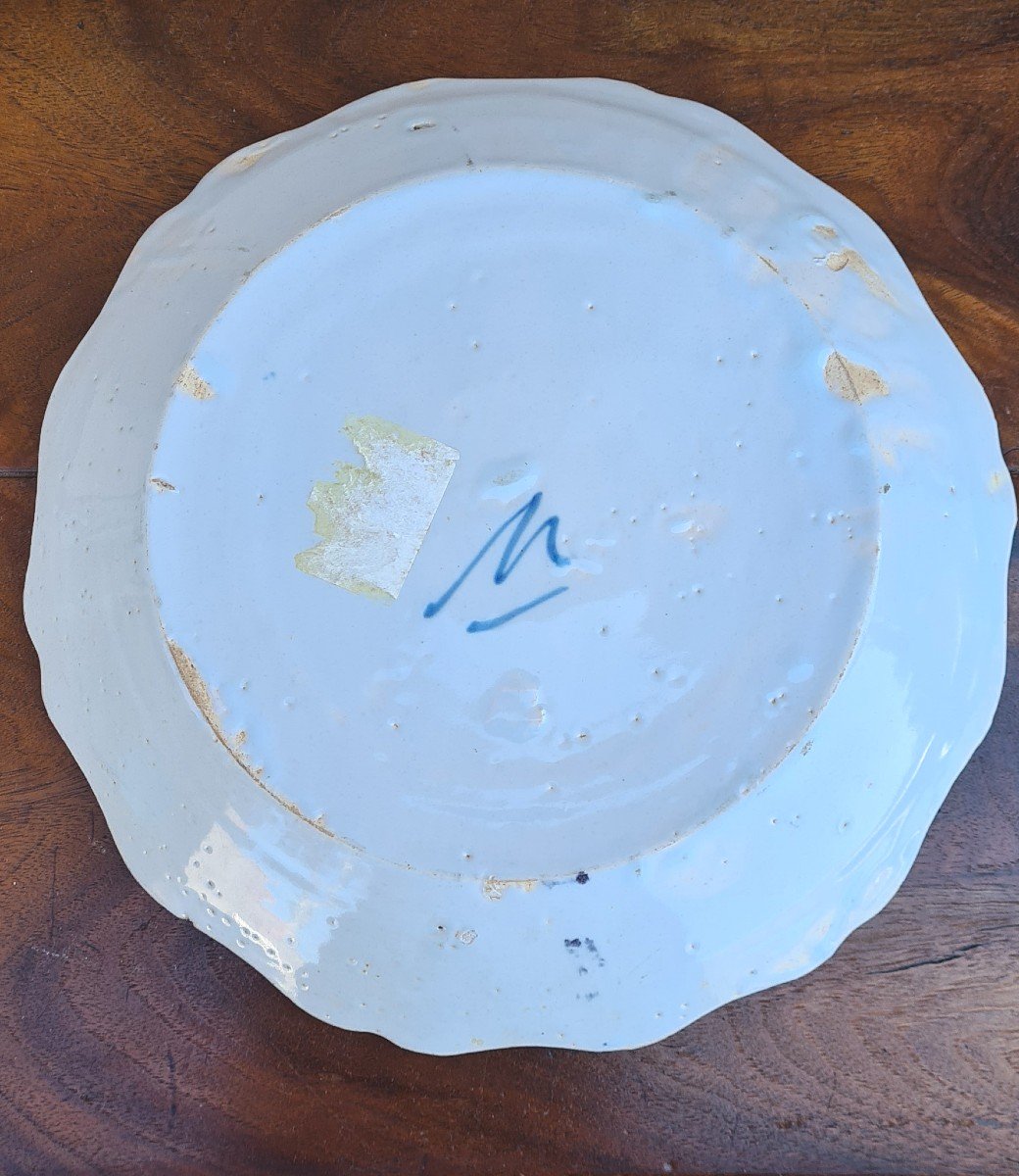 Assiette En Faience De Moustier époque XVIIIé-photo-1