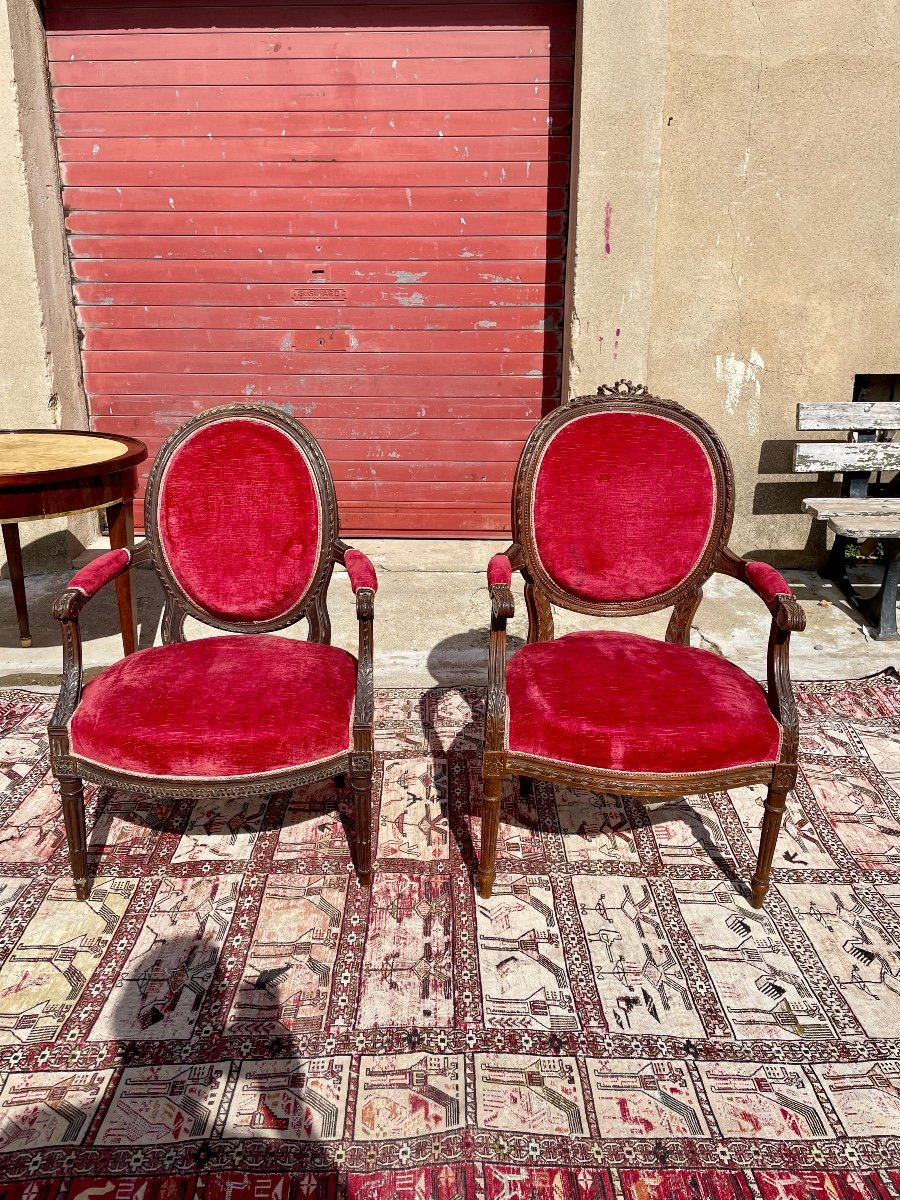 Paire De Fauteuil Louis XVI à Médaillon  D époque XIXém Siècle.
