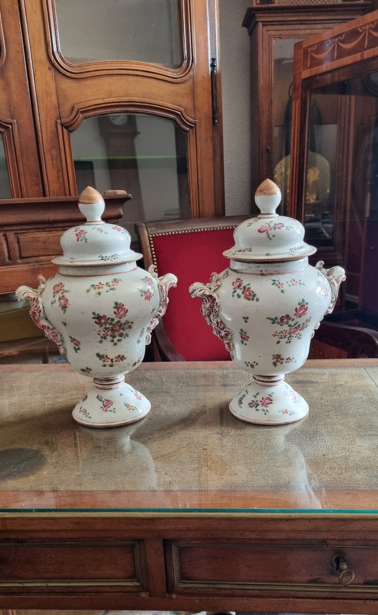 Paire de vases couvert, potiche en porcelaine de Paris XIXé