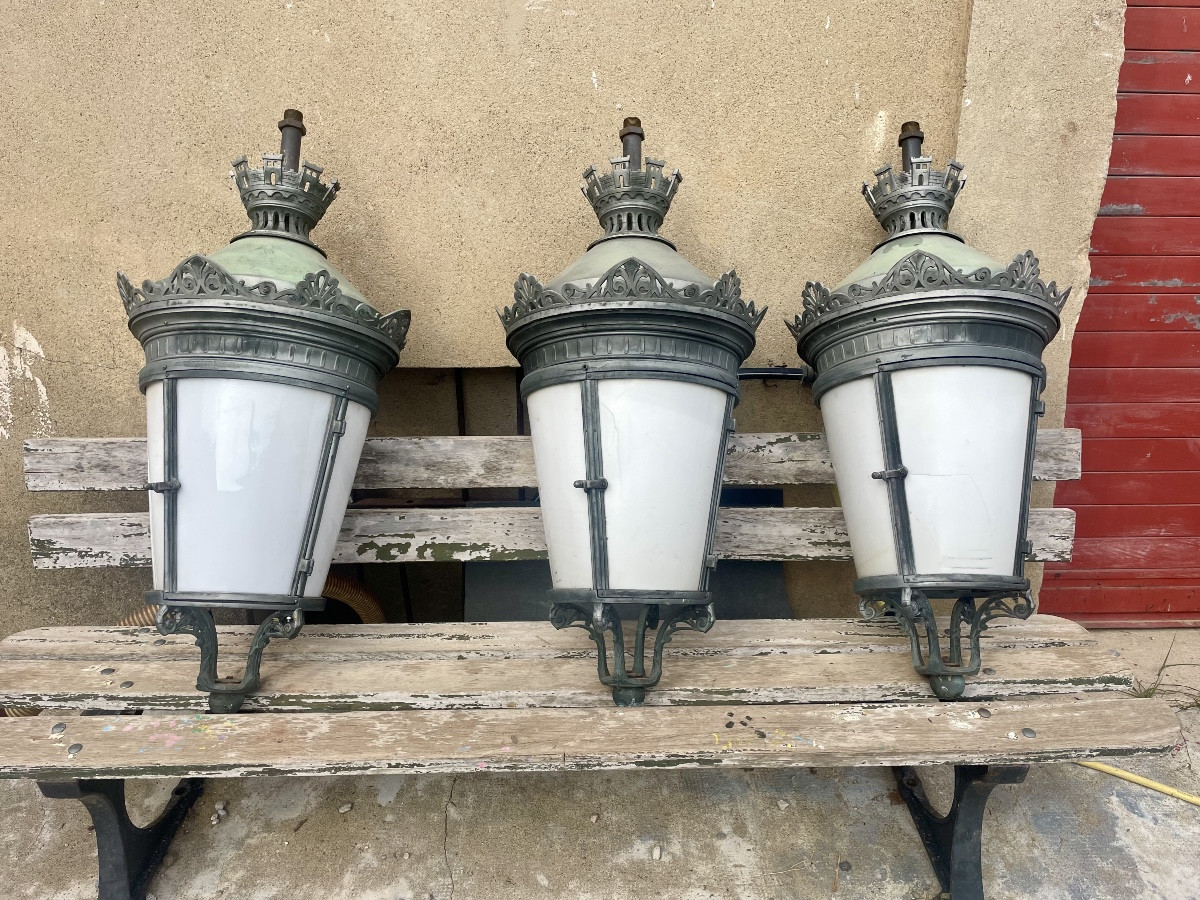 Ensemble de trois grandes lanternes de Paris, en bronze d’époque XIXE siècle 