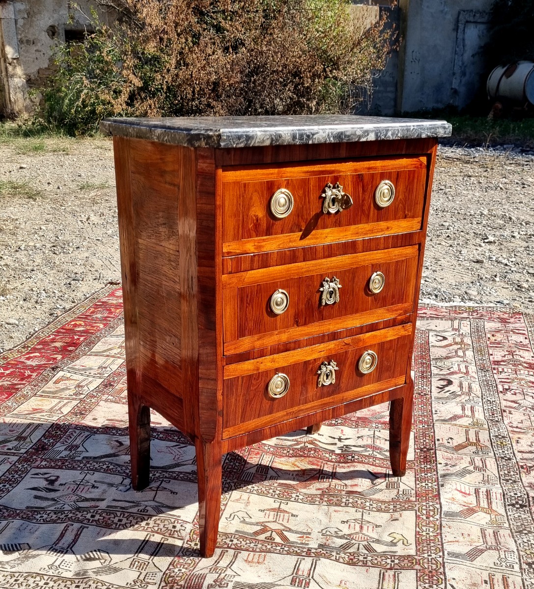 Petite commode Louis XVI en marqueterie epoque XVIIIé