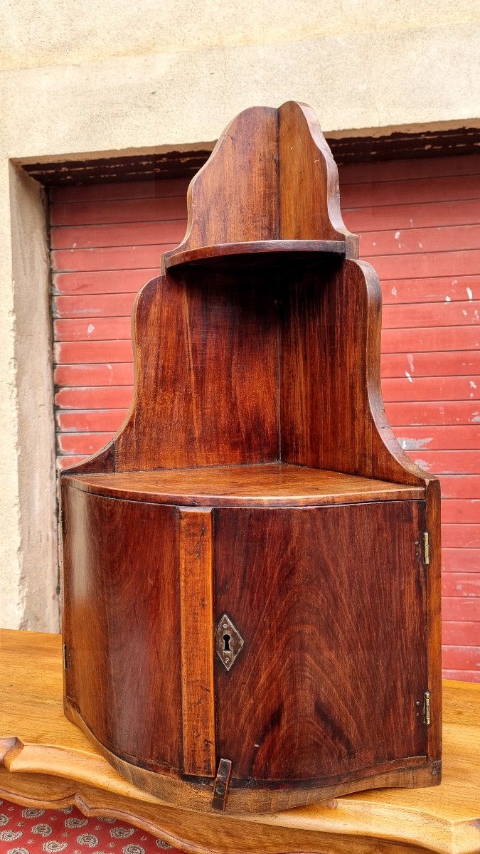 Petite encoignure murale estampillé T.A Grenoble époque XVIIIé