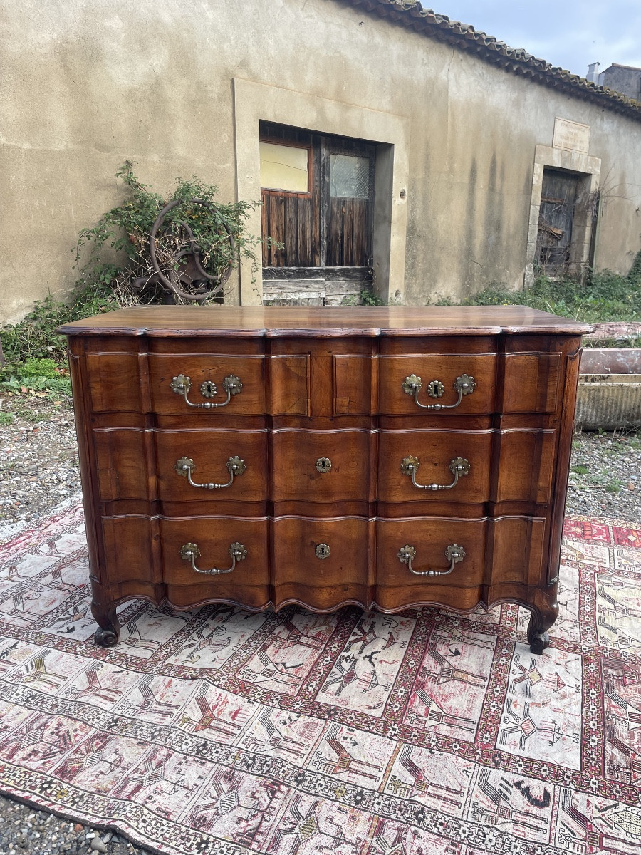 Commode,,, galbé,, arbalète, régence en noyer d’époque XVIIIem siècle 