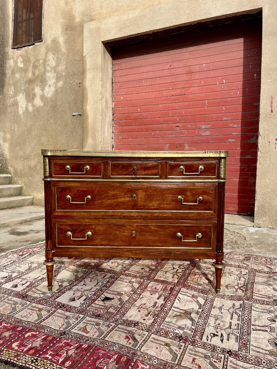 Commode Louis XVI, en acajou et laiton d’époque XVIIIem siècle 