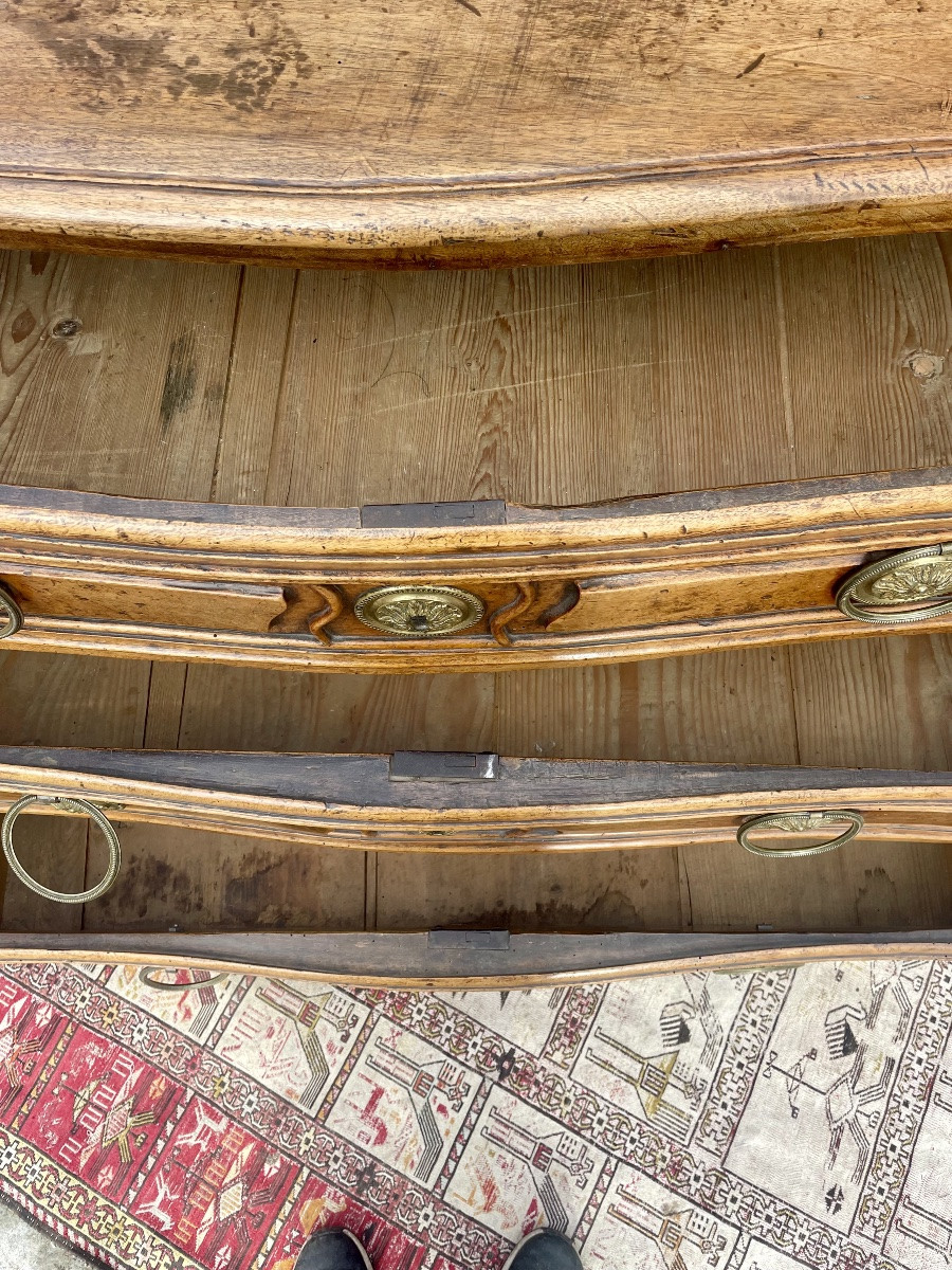 Commode galbée,  provençale Louis XV en noyer des époques XVIIIem siecle.-photo-1