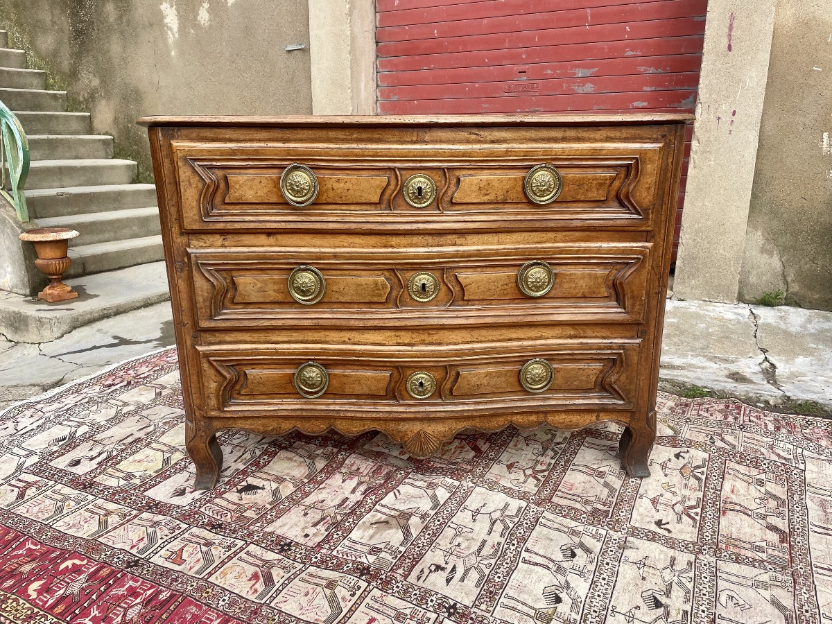 Commode galbée,  provençale Louis XV en noyer des époques XVIIIem siecle.