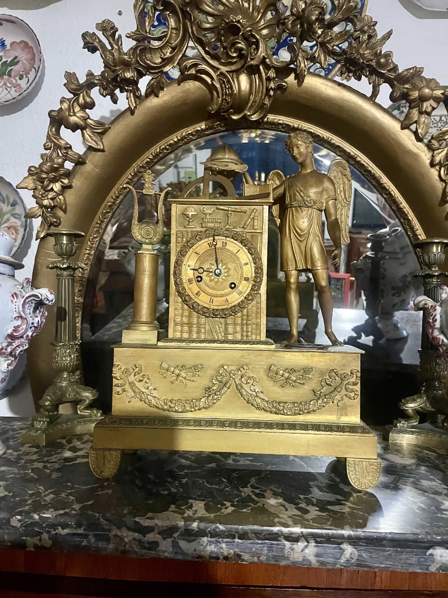 Pendule Empire en bronze doré allégorie des sciences et des arts. D époque XIXÉM siècle 