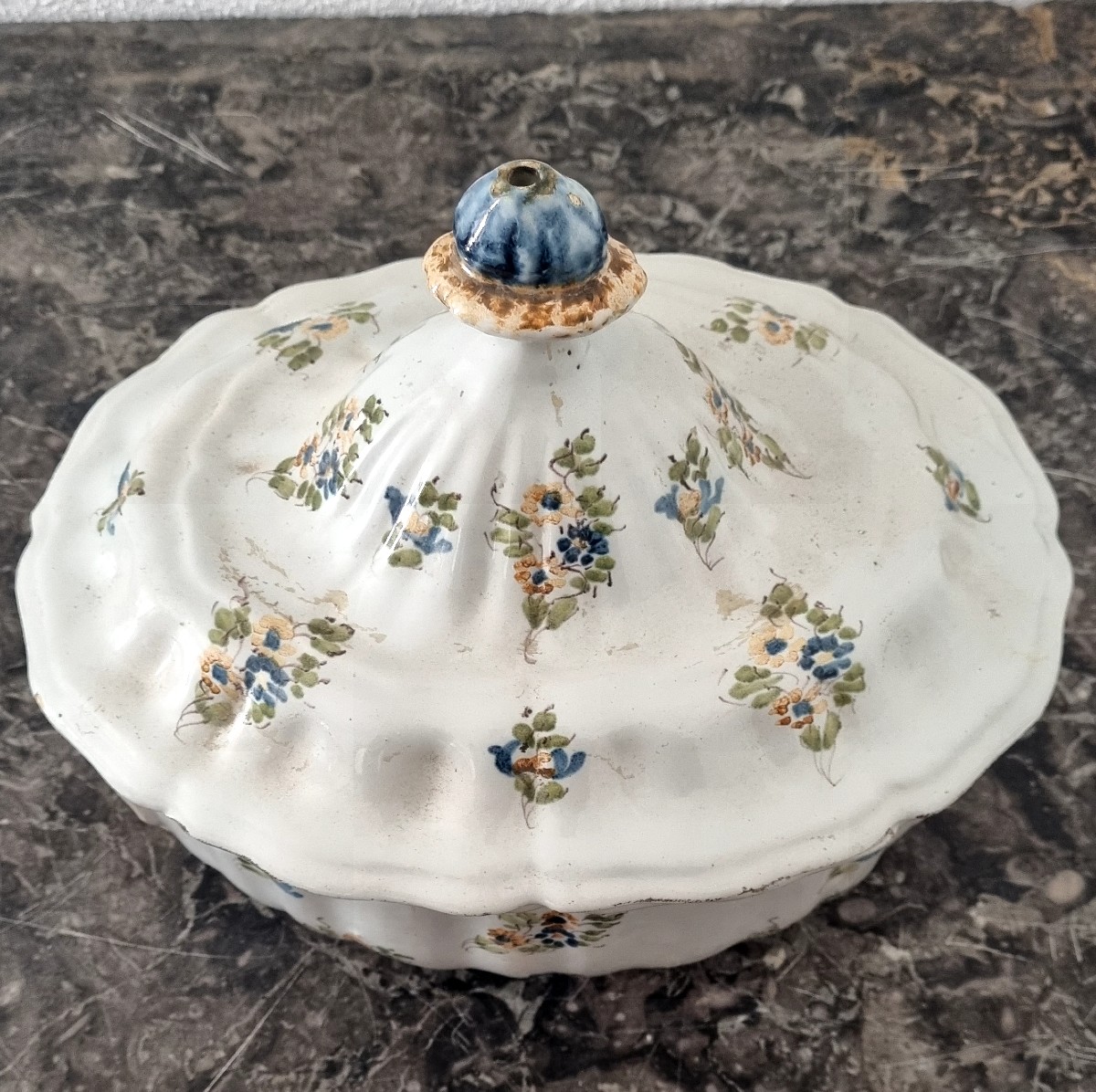 Soupière legumier en faïence de Moustier epoque XVIIIé-photo-1