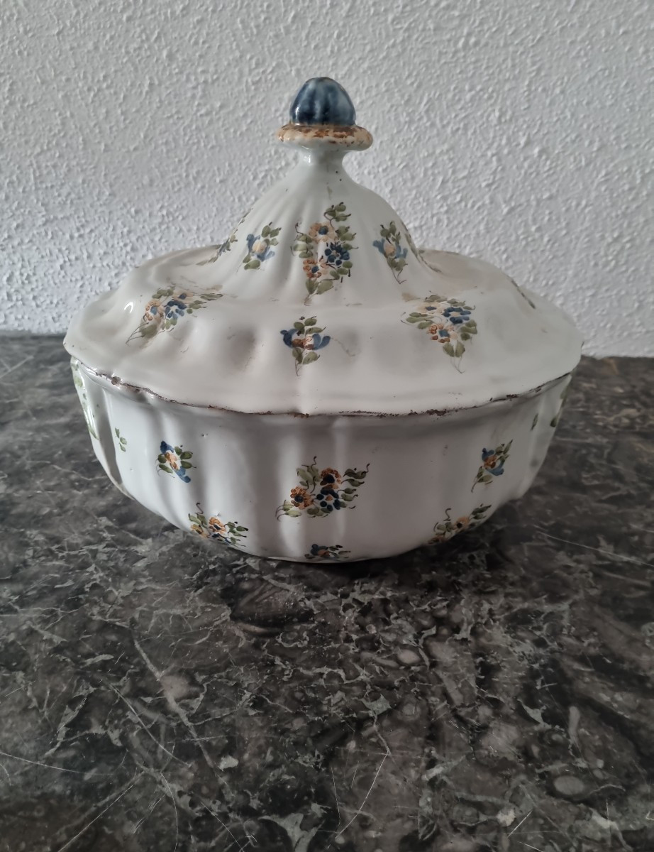 Soupière legumier en faïence de Moustier epoque XVIIIé