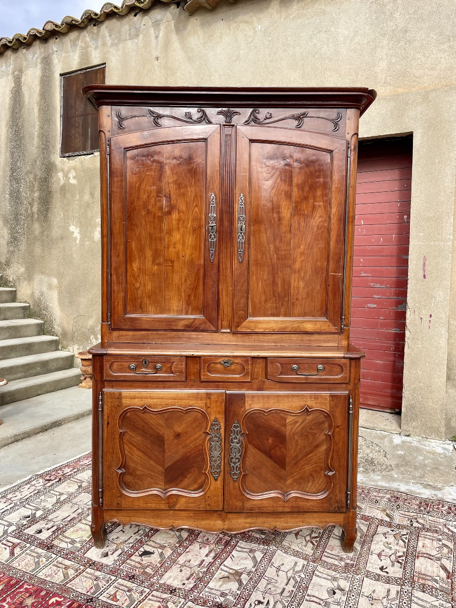 Buffet, deux  corps Louis XV, en merisier d’époque XVIIiem siècle 