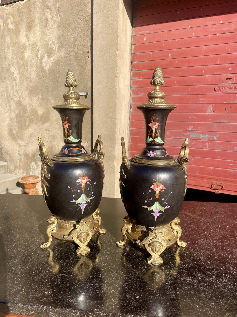 Paire de vase couverts napoléon III, en porcelaine à fond, noir, d’époque XIXE siècle -photo-8