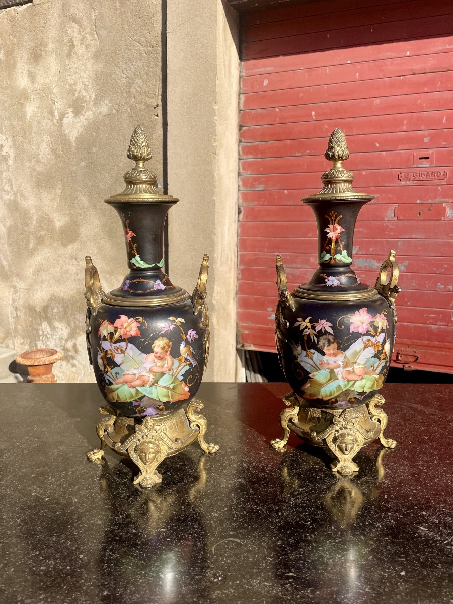 Paire de vase couverts napoléon III, en porcelaine à fond, noir, d’époque XIXE siècle 