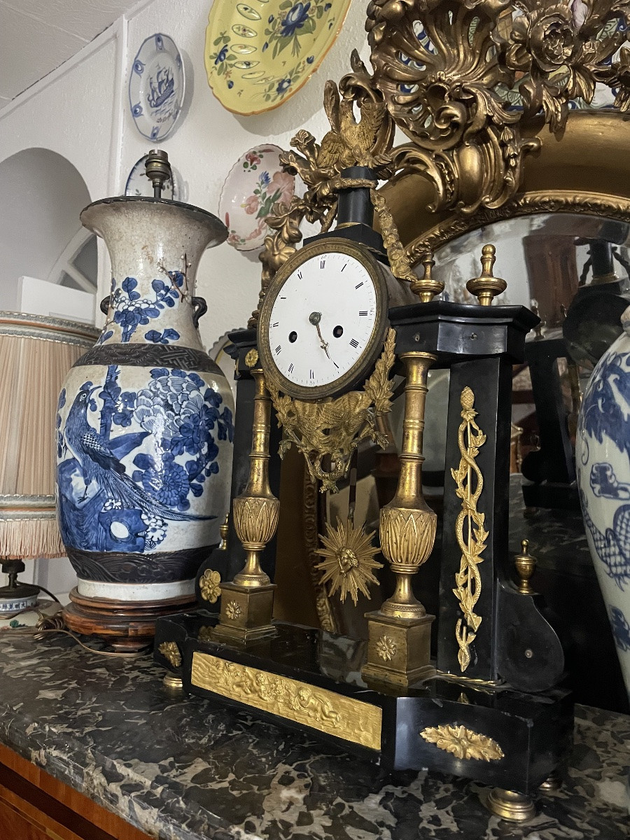 Pendule portique d époque Empire en  marbre noir et bronze doré. XIXE siècle -photo-2