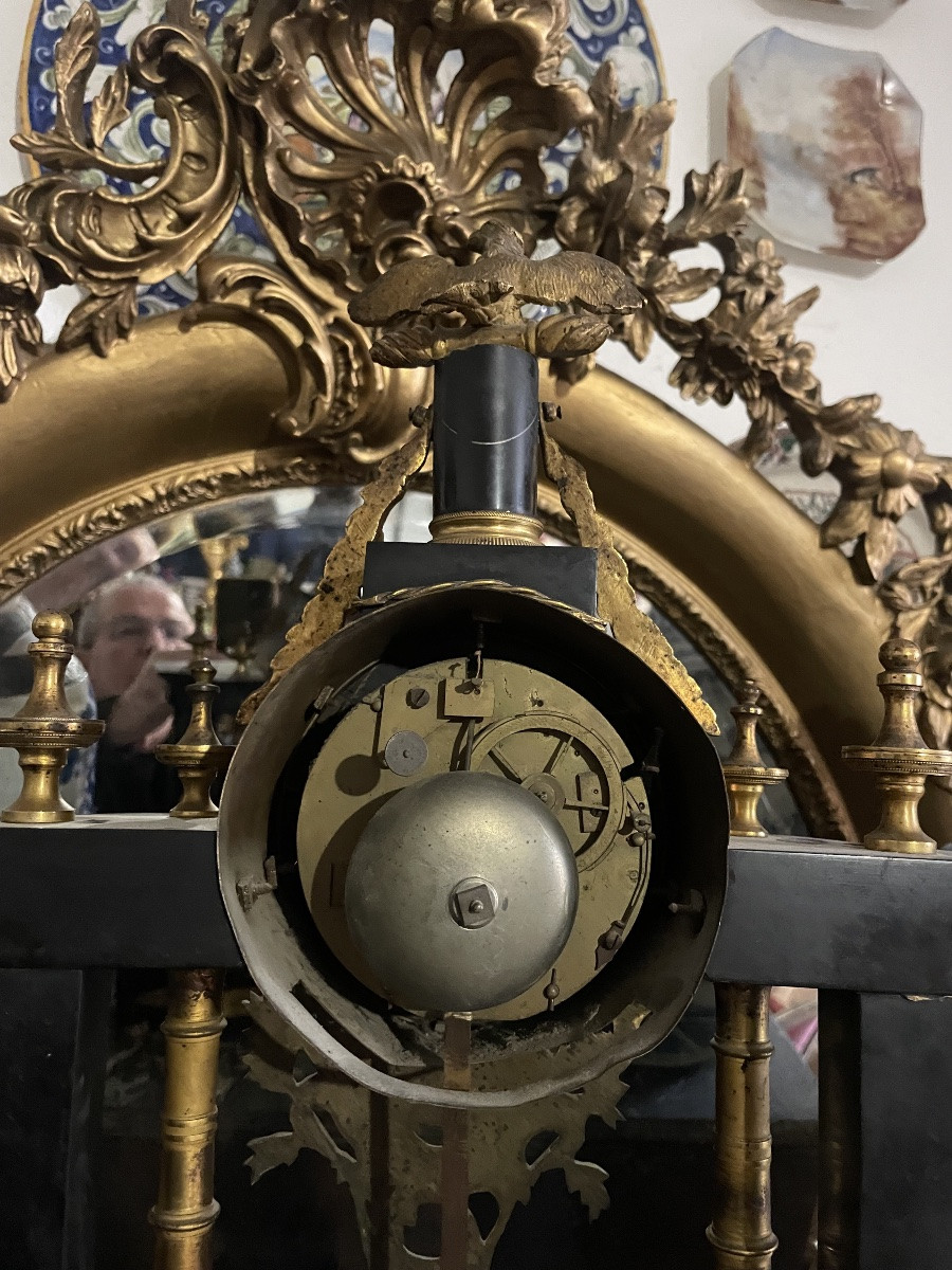 Pendule portique d époque Empire en  marbre noir et bronze doré. XIXE siècle -photo-3