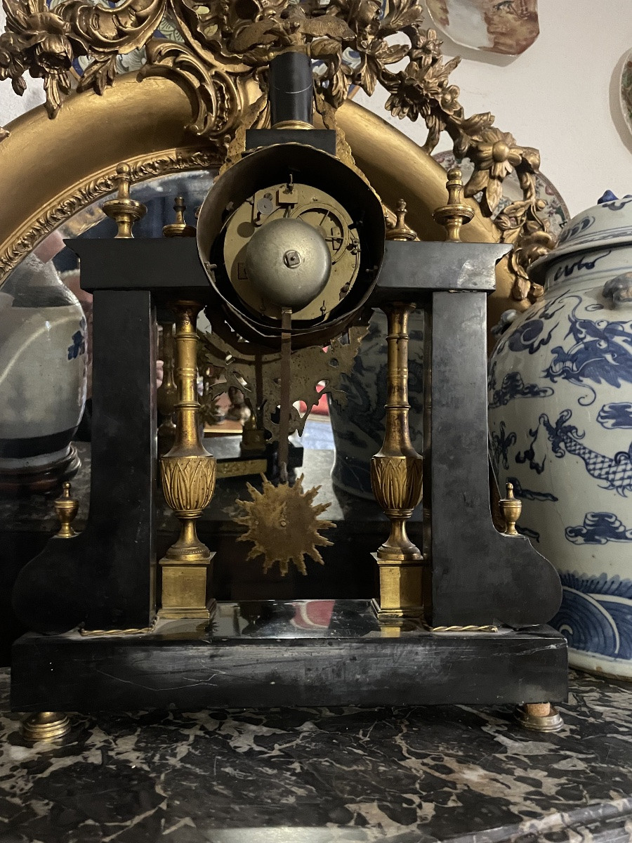 Pendule portique d époque Empire en  marbre noir et bronze doré. XIXE siècle -photo-4