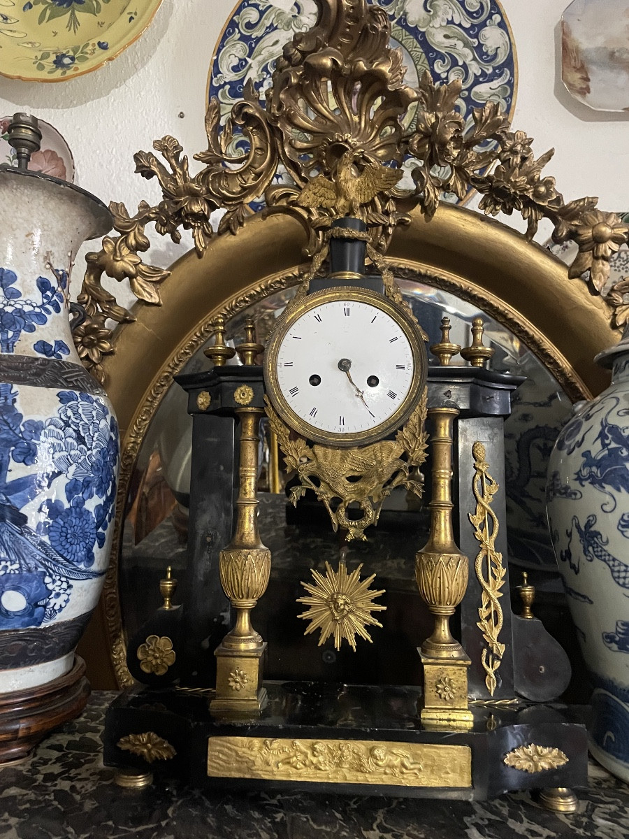 Pendule portique d époque Empire en  marbre noir et bronze doré. XIXE siècle 