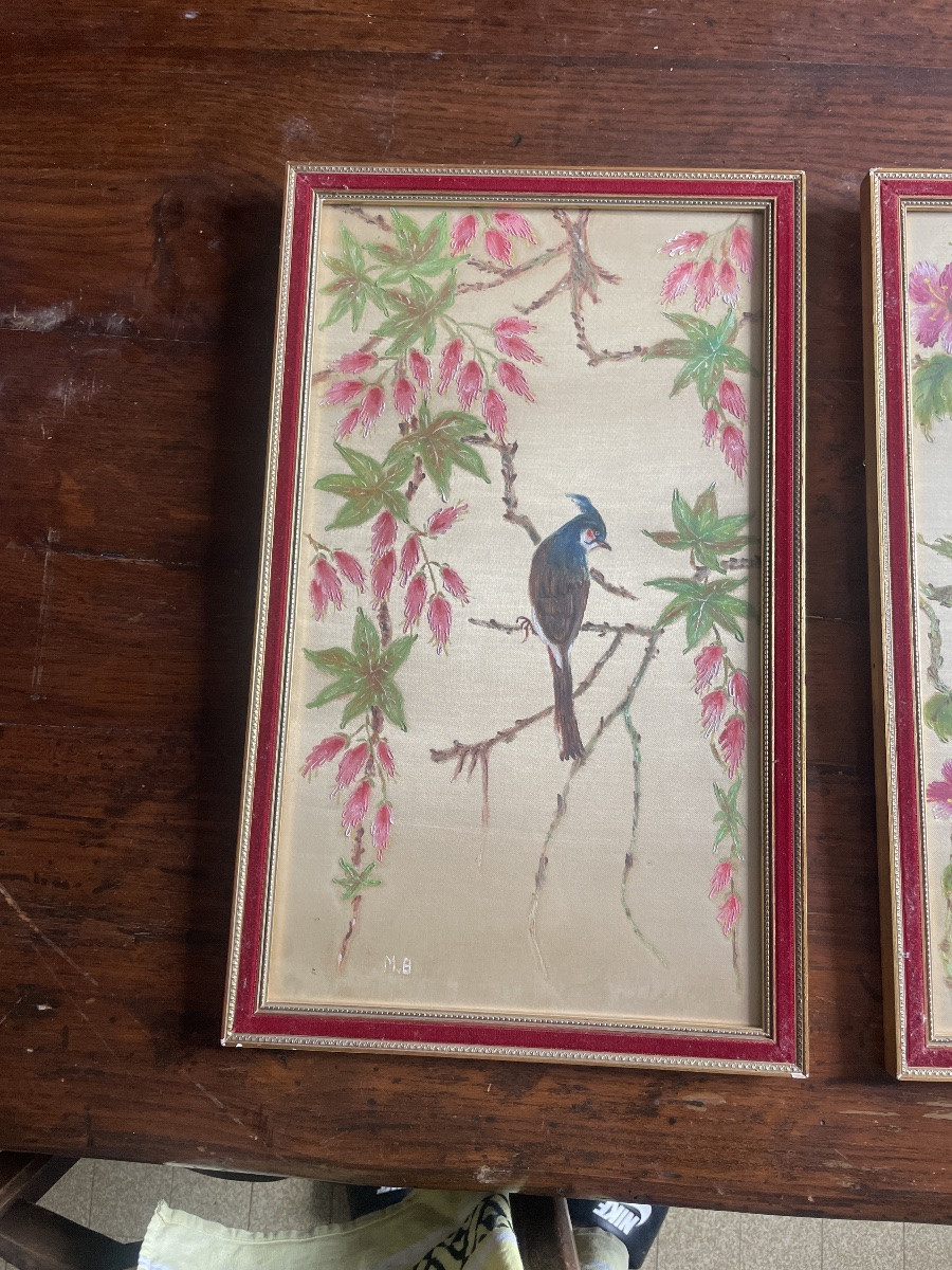 Paire de broderies sur soie, signées  M- B. décor d’oiseaux et fleurs vers 1940-photo-1