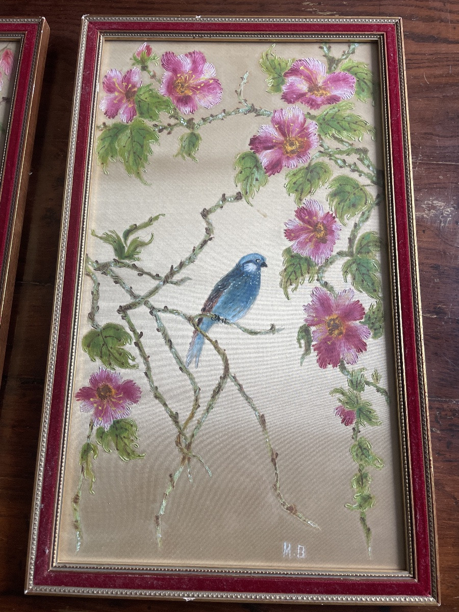 Paire de broderies sur soie, signées  M- B. décor d’oiseaux et fleurs vers 1940-photo-3