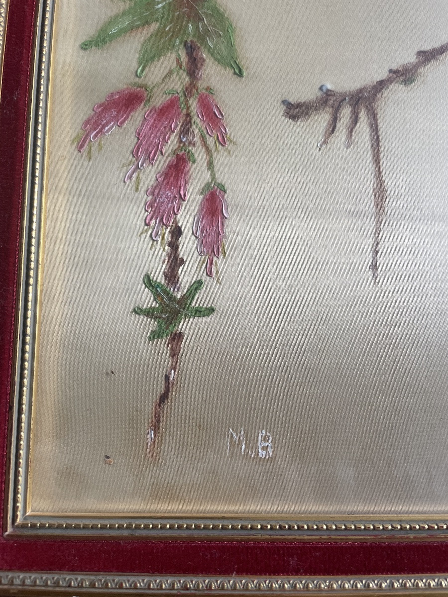Paire de broderies sur soie, signées  M- B. décor d’oiseaux et fleurs vers 1940-photo-4