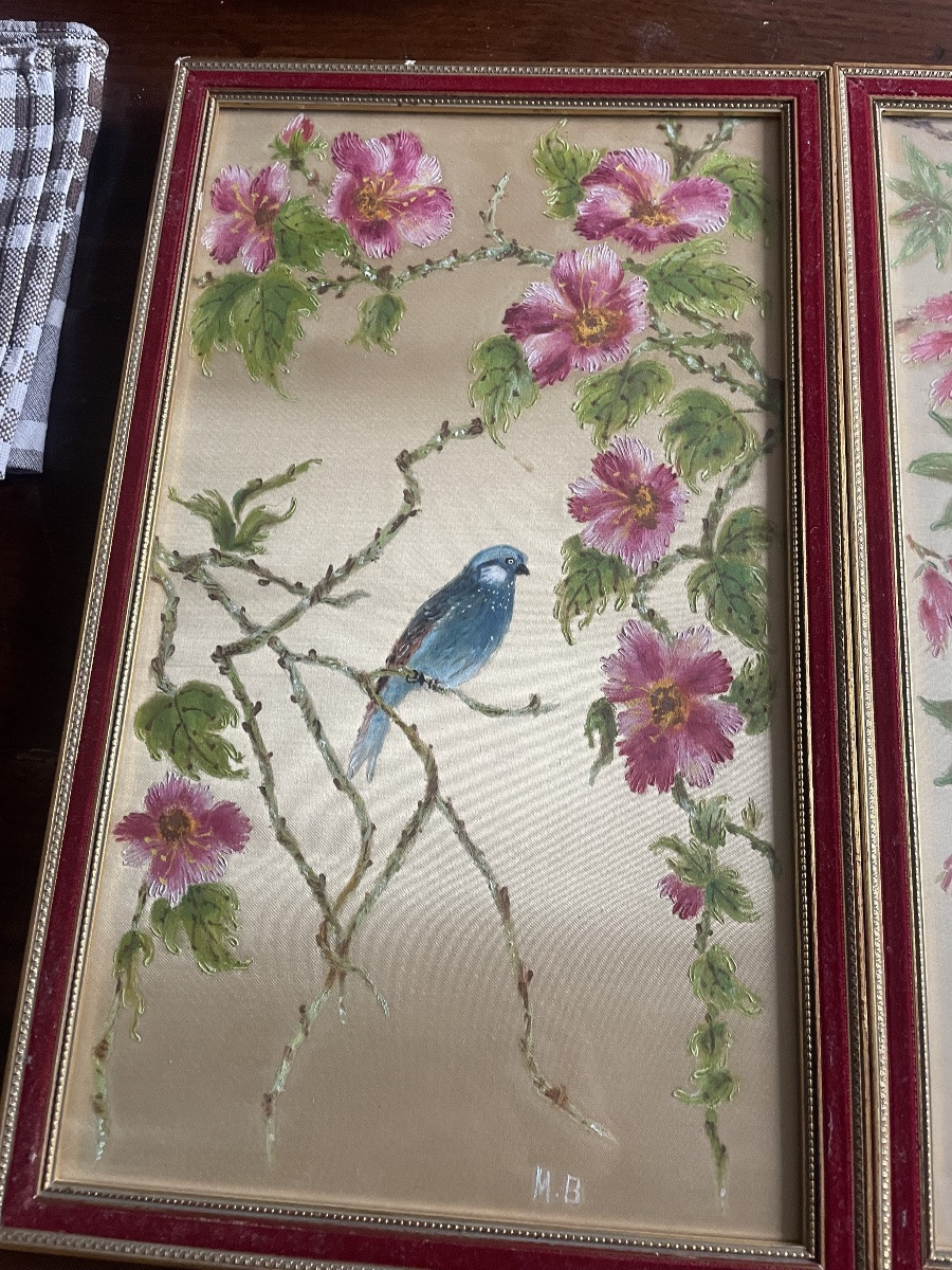 Paire de broderies sur soie, signées  M- B. décor d’oiseaux et fleurs vers 1940-photo-6