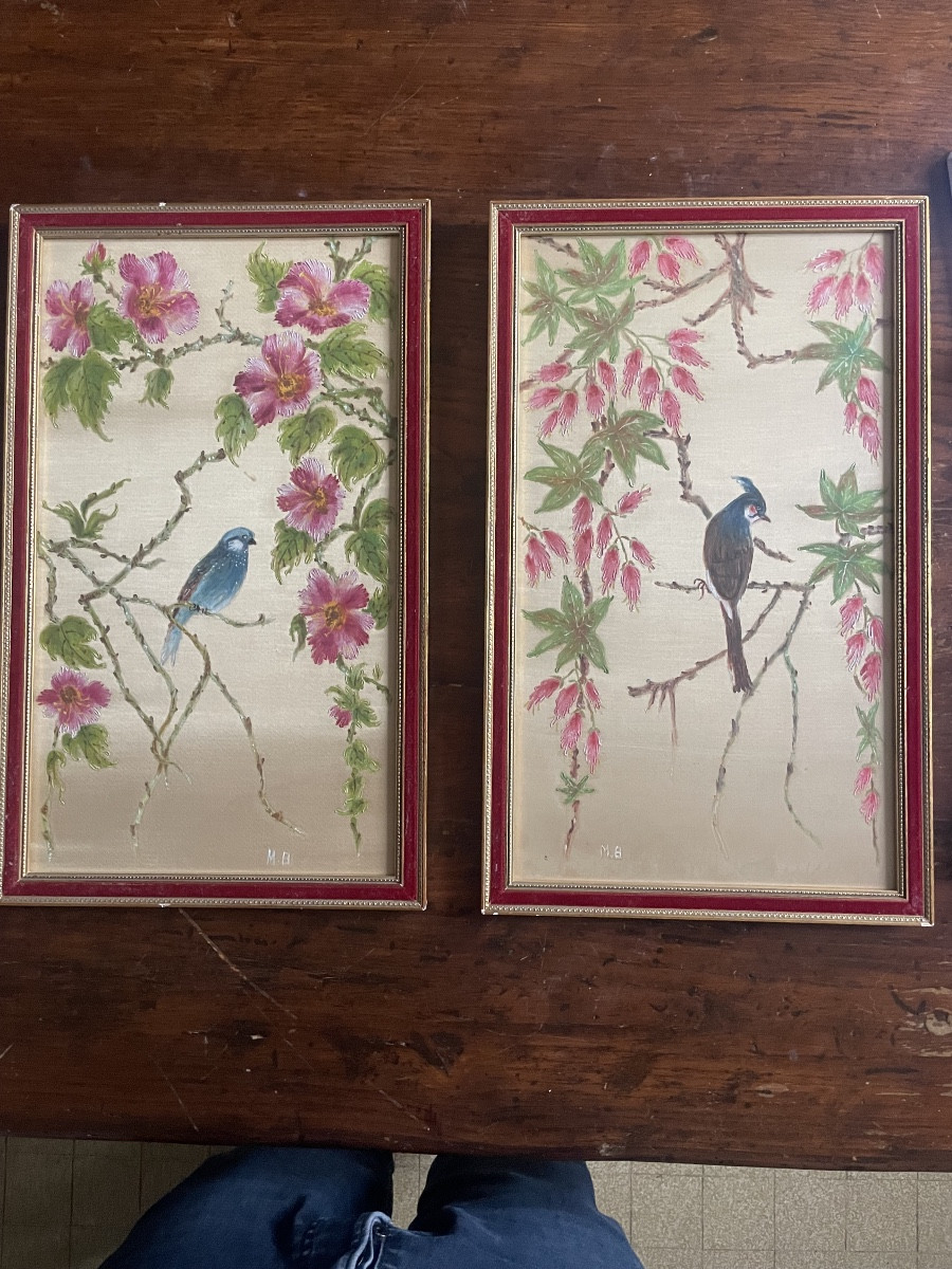 Paire de broderies sur soie, signées  M- B. décor d’oiseaux et fleurs vers 1940