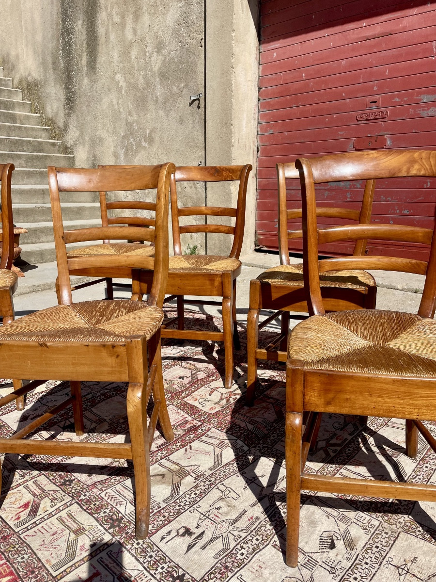 Suite de six Chaises  restauration en noyer d’époque  XIXem siècle -photo-1