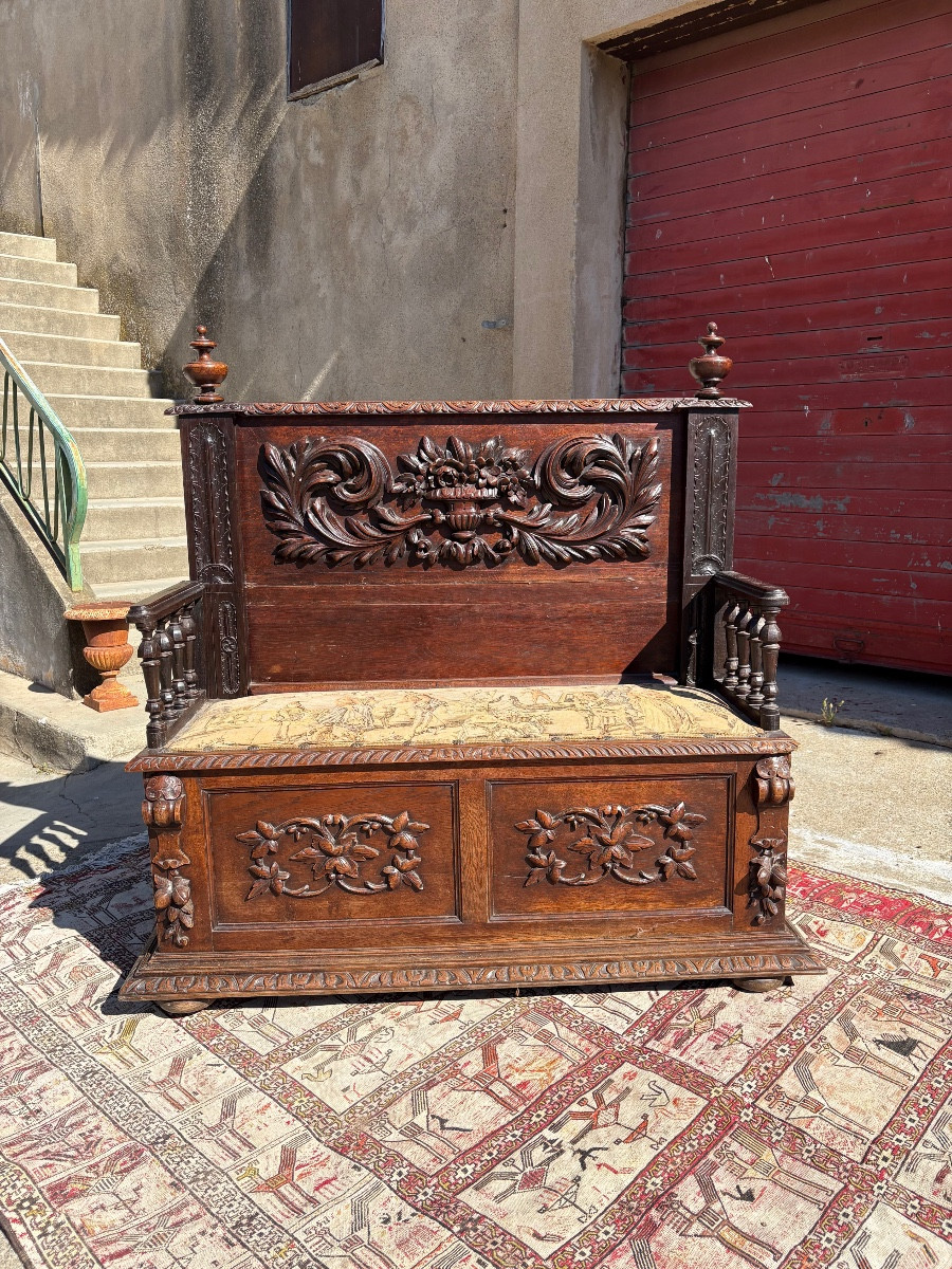 Banc. Coffre en noyer renaissance d’époque XIXEM siècle 