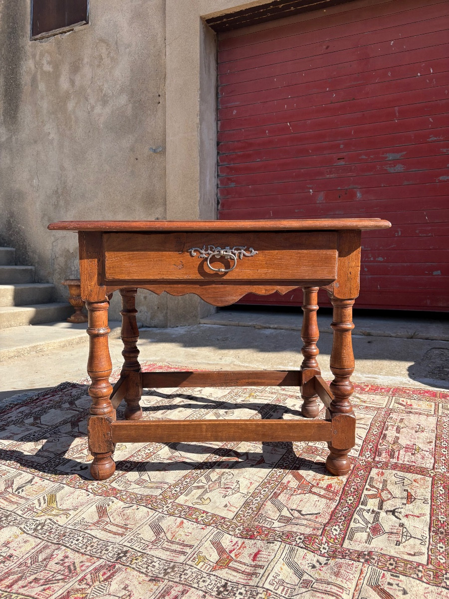 Petite table d’entre deux Louis XIII, en noyer d’époque XVIIem siècle 
