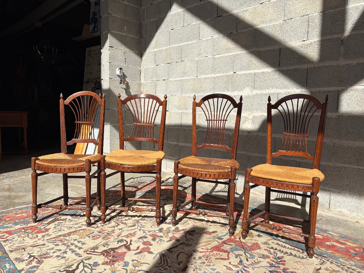 Suite de quatre chaises directoire en noyer d’époque 18e Siècle