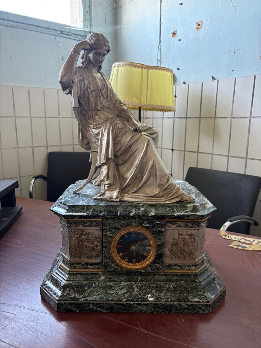 Pendule en bronze argenté et marbre, vert de mer époque, Louis-Philippe vers vers 1835 1845