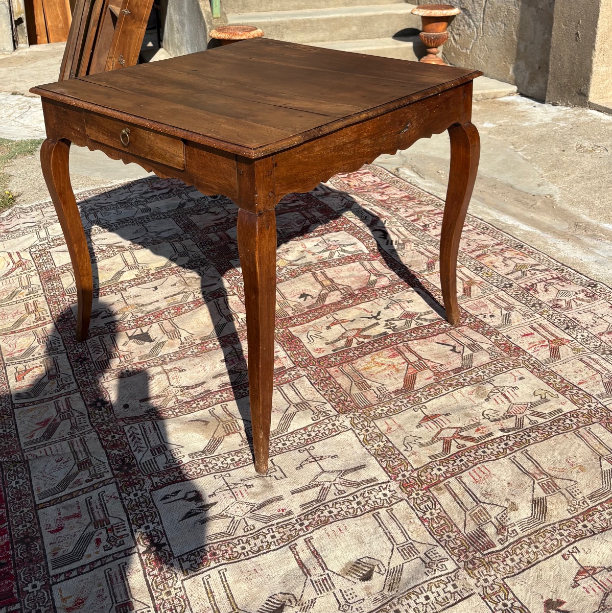 Petite table de milieu Louis XV, en noyer d’époque XVIIIe siècle-photo-2